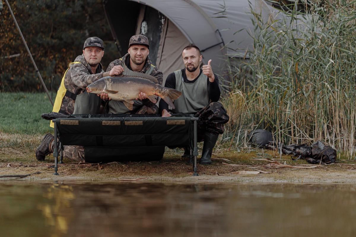 Anglers celebrating a big carp catch